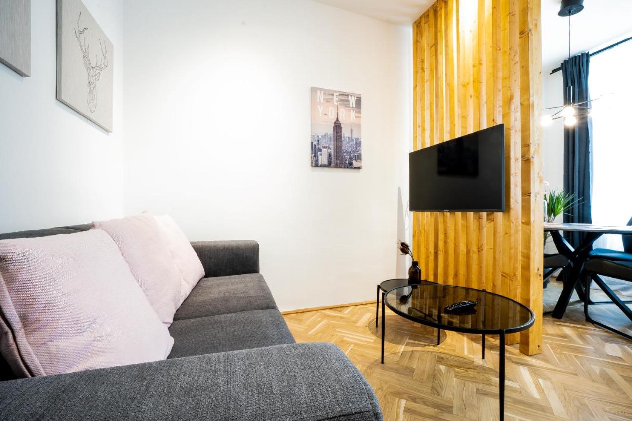 Comfortable, Balcony - Quick Access To Vienna's Old Centre Apartment