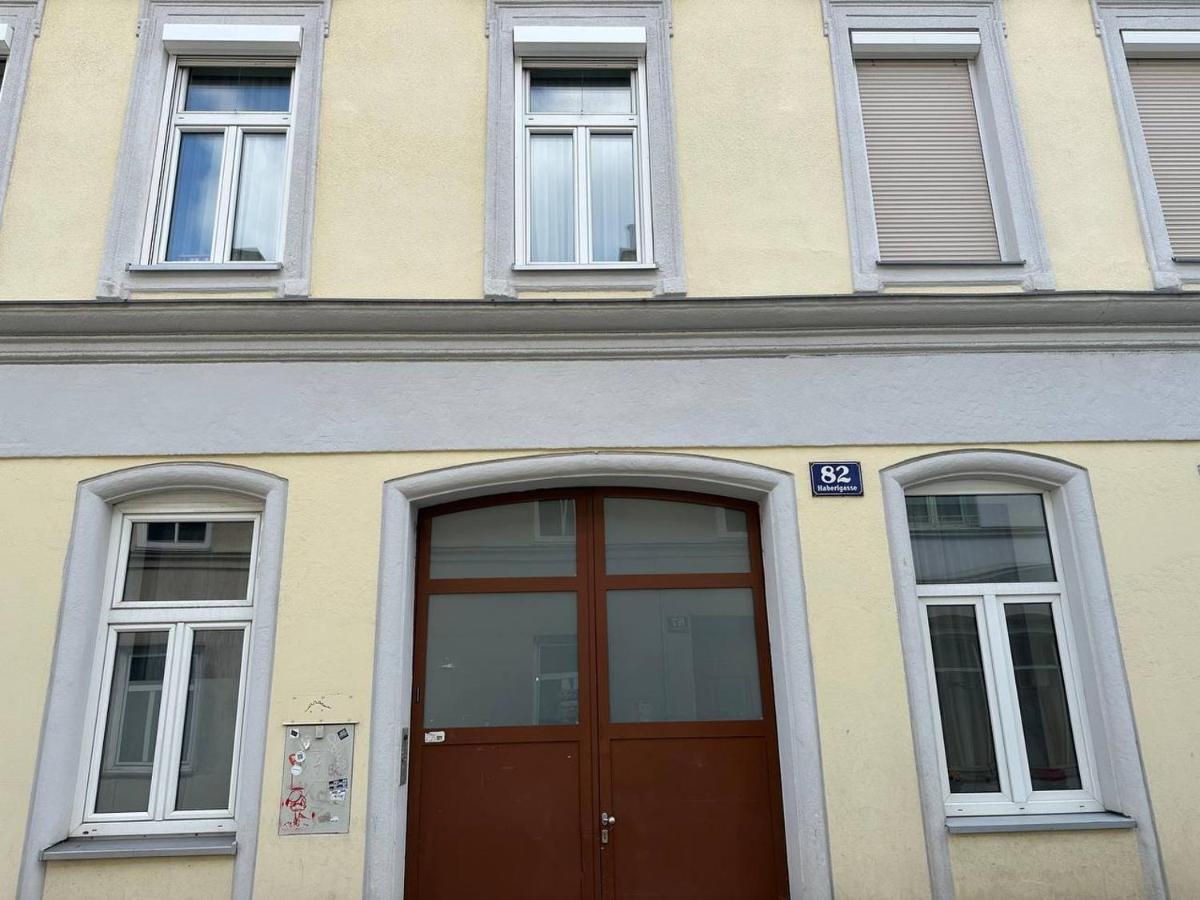 Apartment Cozy 8-person In Located At Haberlgasse 82 N1