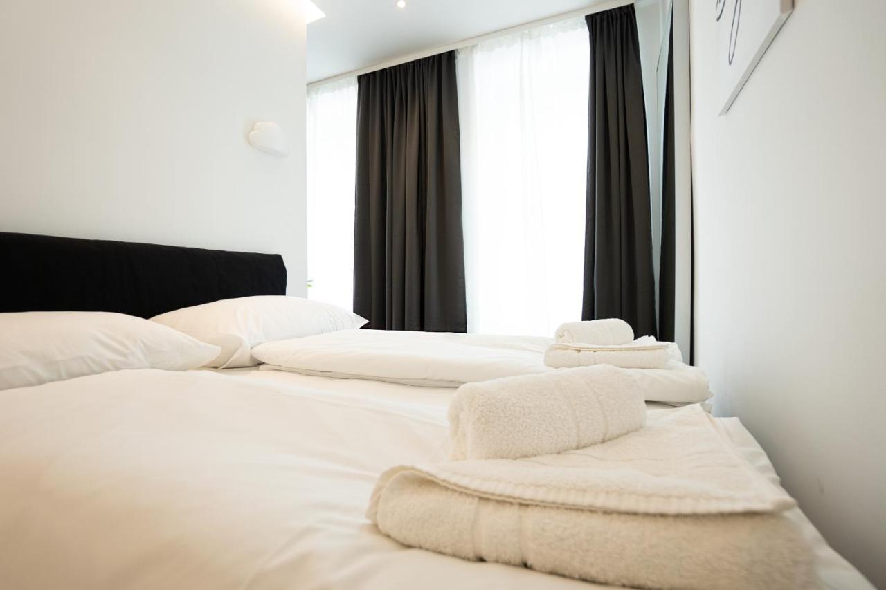 Posh With A King-size Bed And Modern Design Vienna