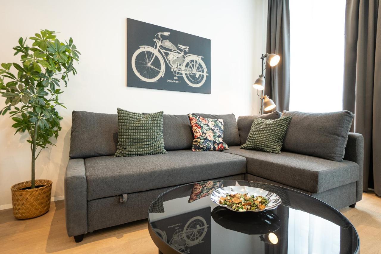 Posh With A King-size Bed And Modern Design *