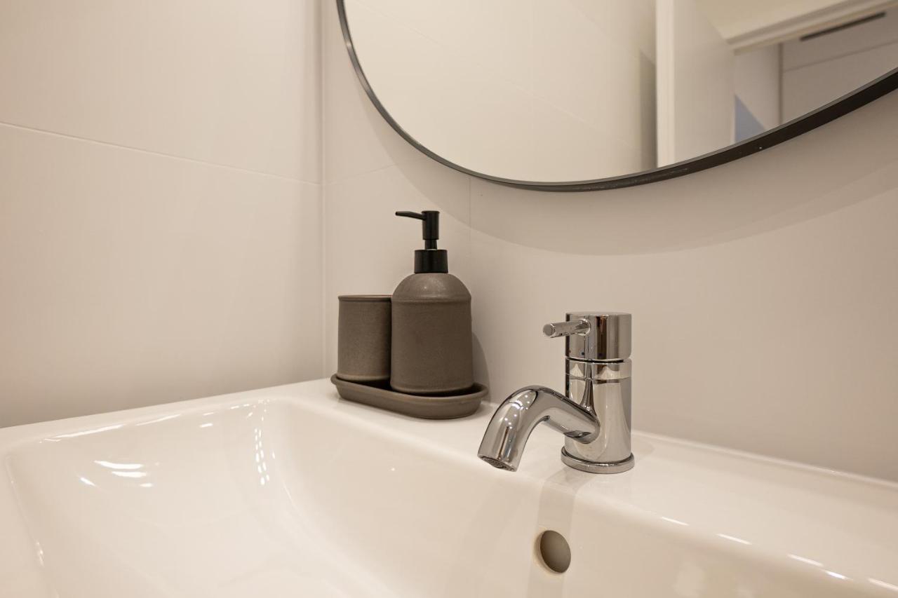 Posh With A King-size Bed And Modern Design Appartamento *