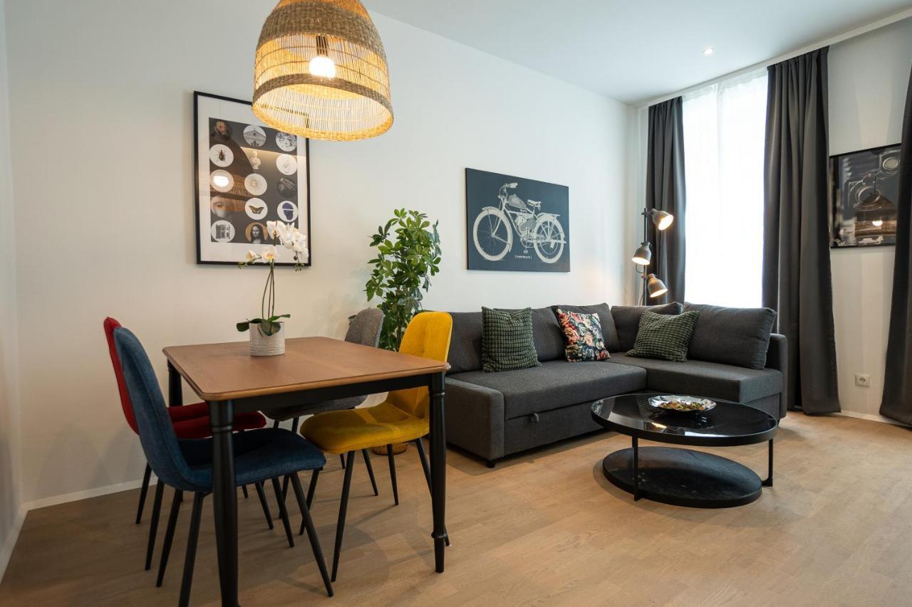 Posh With A King-size Bed And Modern Design *