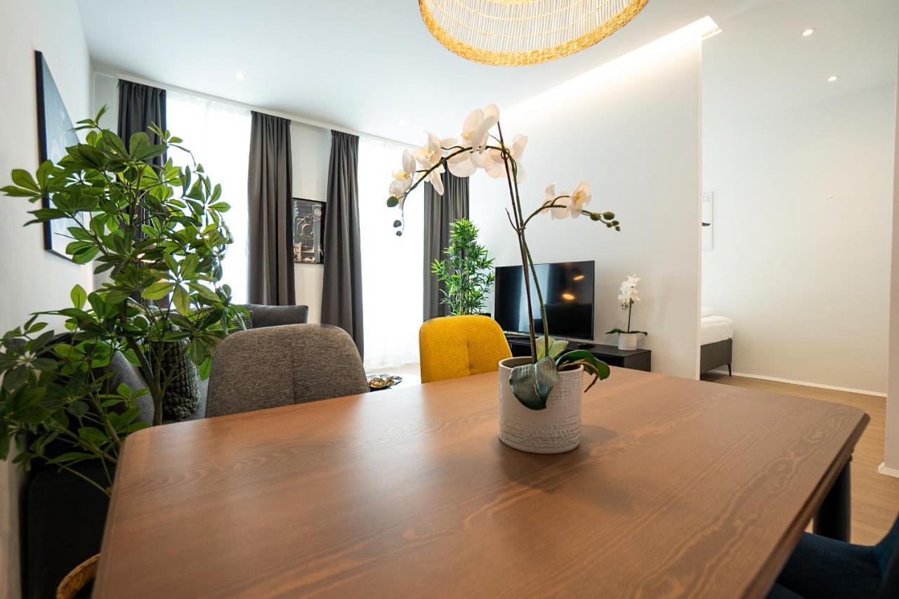 Posh With A King-size Bed And Modern Design Appartamento