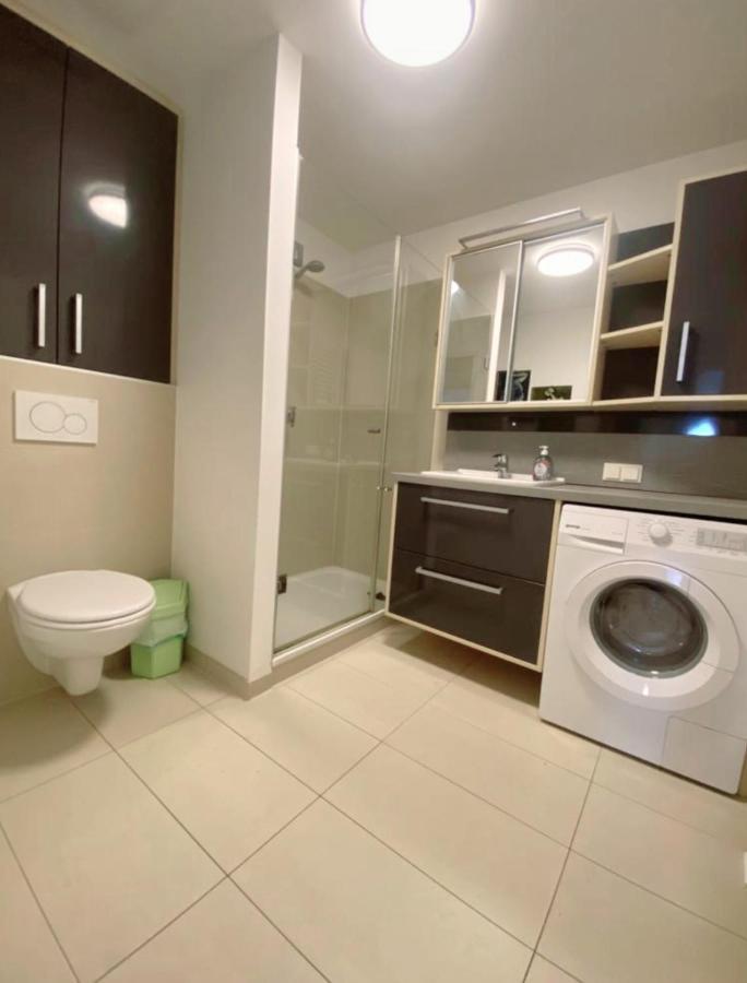 Near Lake Two Bedroom * Vienna