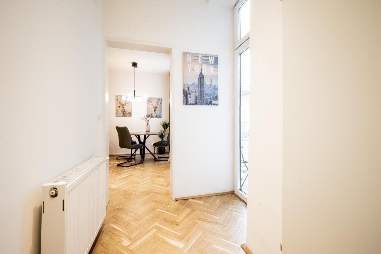 Comfortable, Balcony - Quick Access To Vienna's Old Centre Apartment Vienna