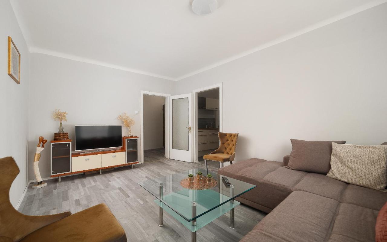 Brand-new On Shopping Street In Schoenbrunn With Lift Access *