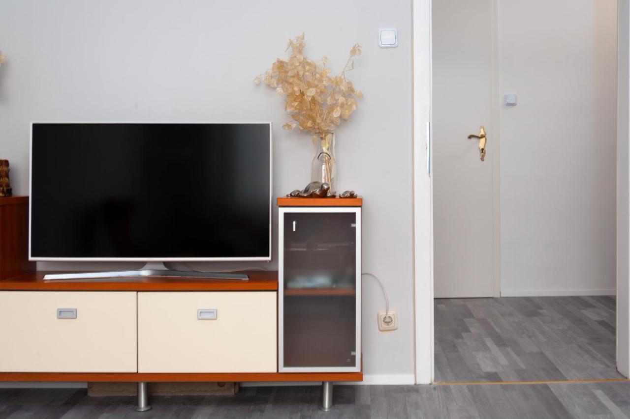 Brand-new On Shopping Street In Schoenbrunn With Lift Access
