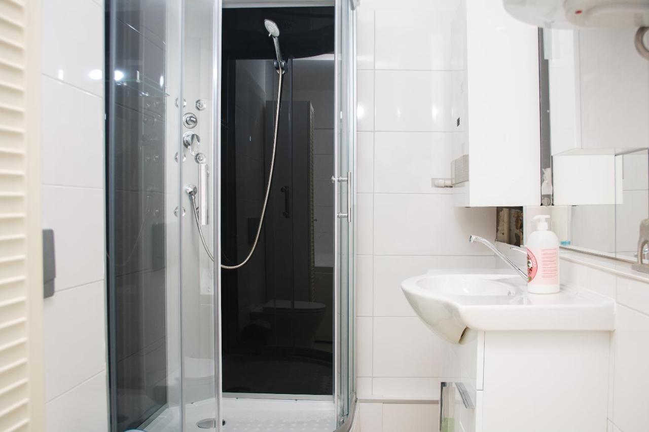 Brand-new On Shopping Street In Schoenbrunn With Lift Access Appartamento