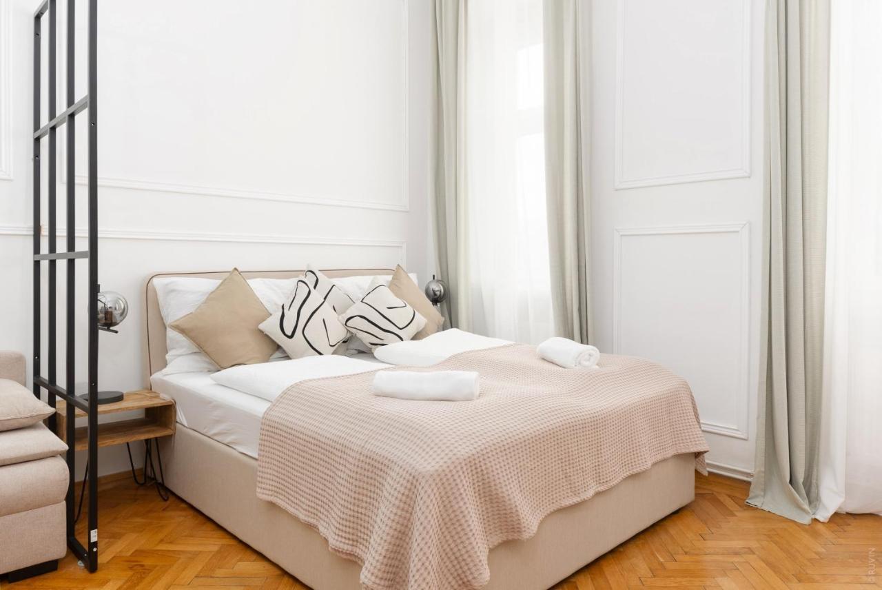 Designer Near Schoenbrunn * Viena