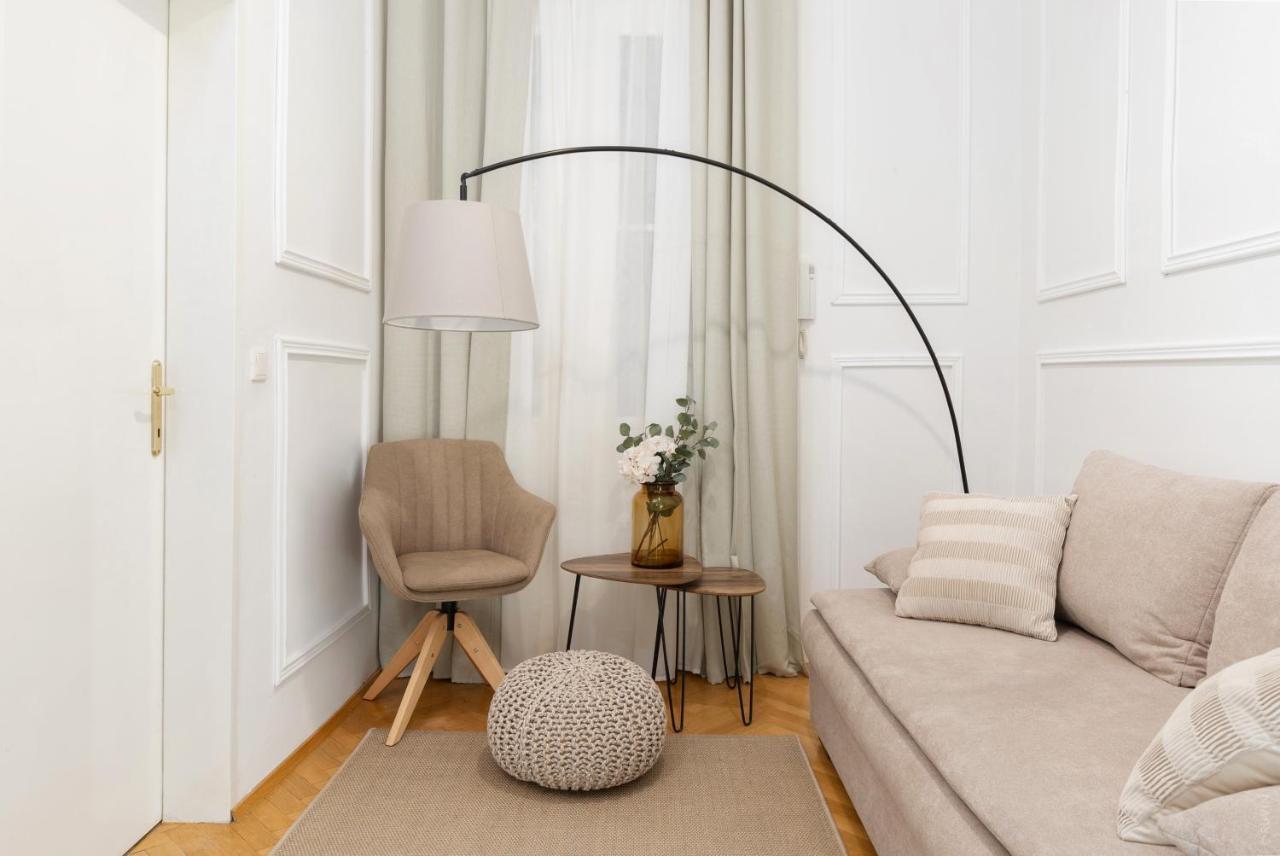 Designer Near Schoenbrunn * Viena