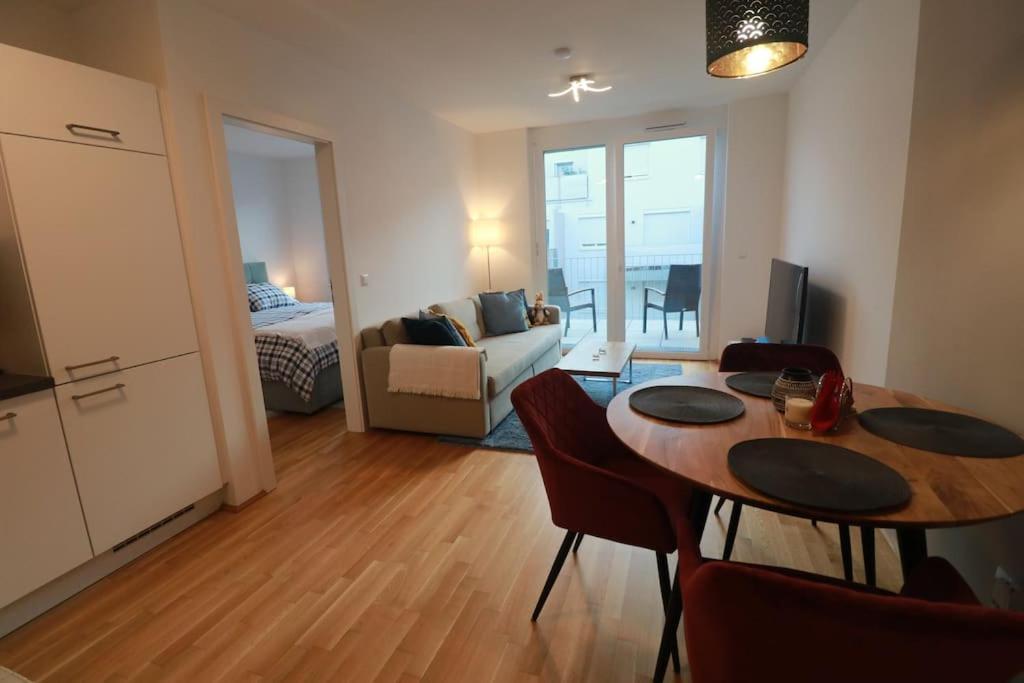 Ich Teile Mein Zuhause, Apartment *