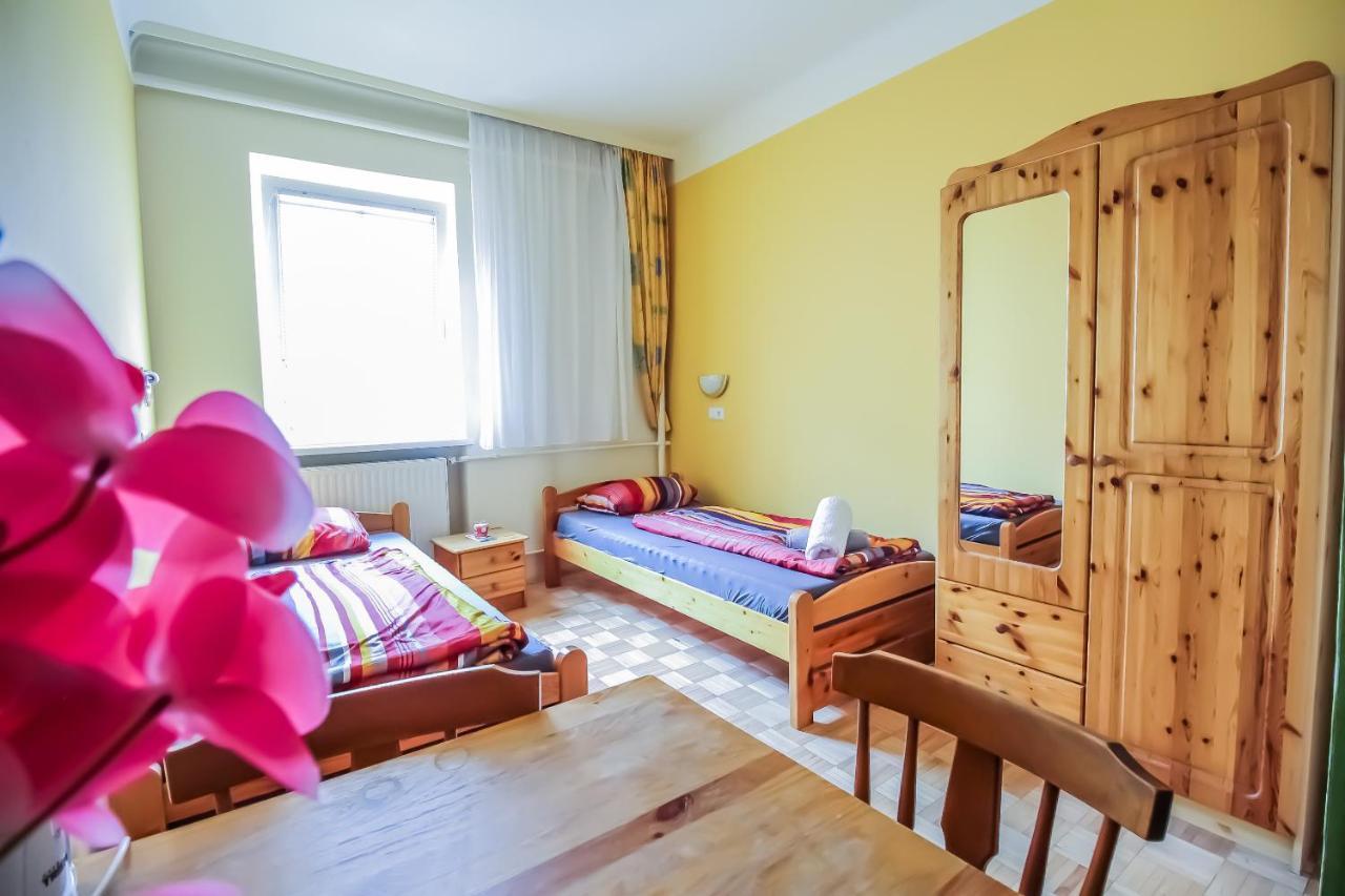 Apartment Economic 2sb In Lively Area *