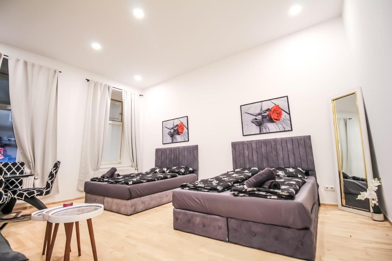 Xx Family In Praterstern Area Dw3 * Viena