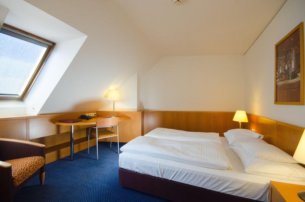 Strudlhof Hotel 4*