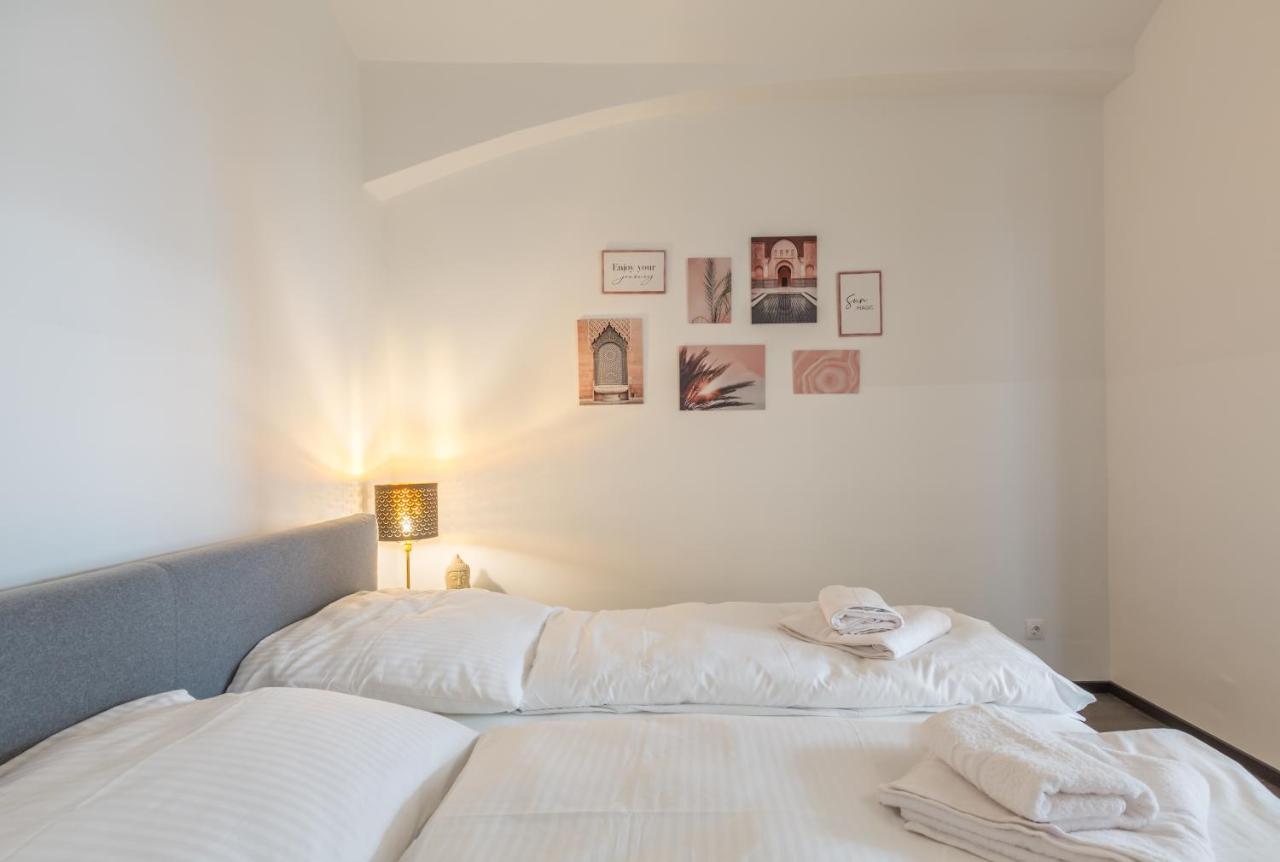 Xxxl Bed/ Free Parking/ Apartment *
