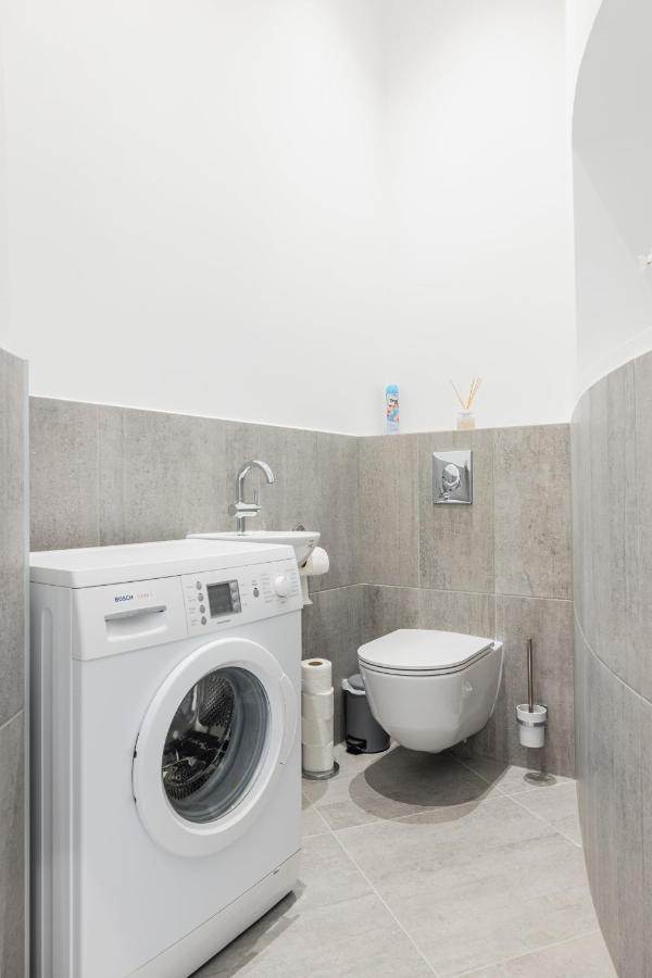 Apartment 120 M2 4-rooms In A Center Vienna