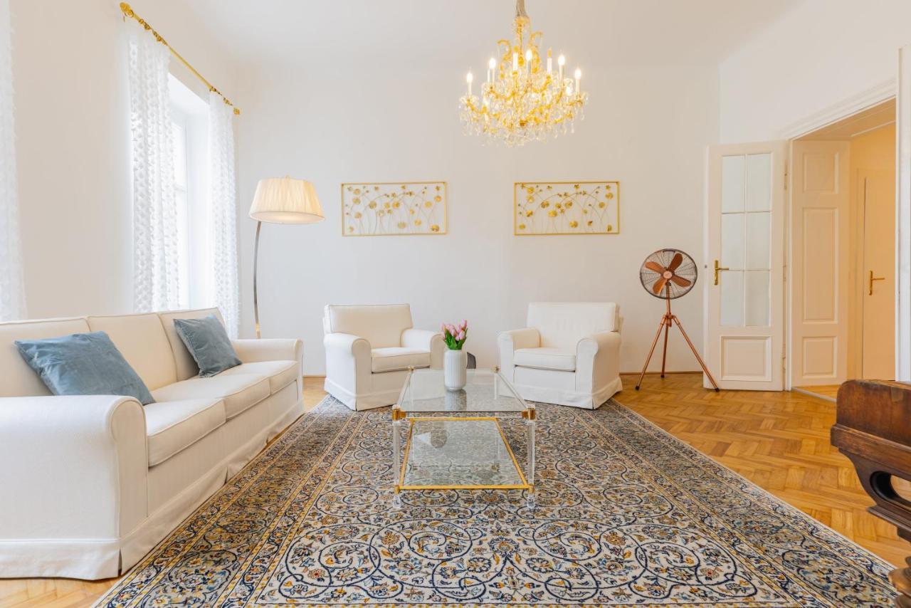 120 M2 4-rooms In A Center Apartment *