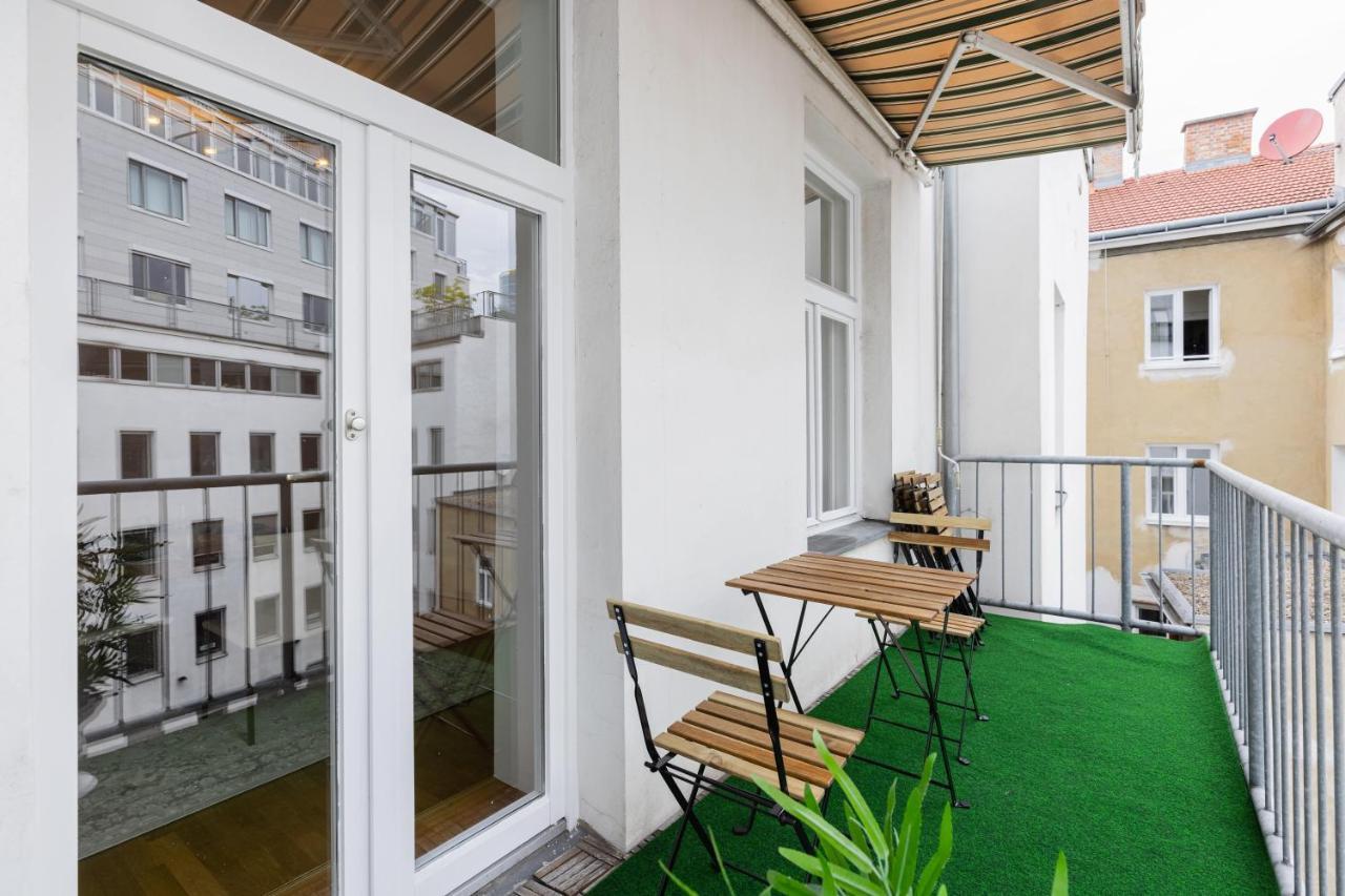 120 M2 4-rooms In A Center Vienna