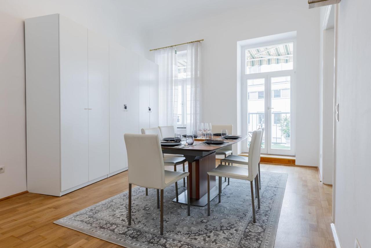 120 M2 4-rooms In A Center Vienna