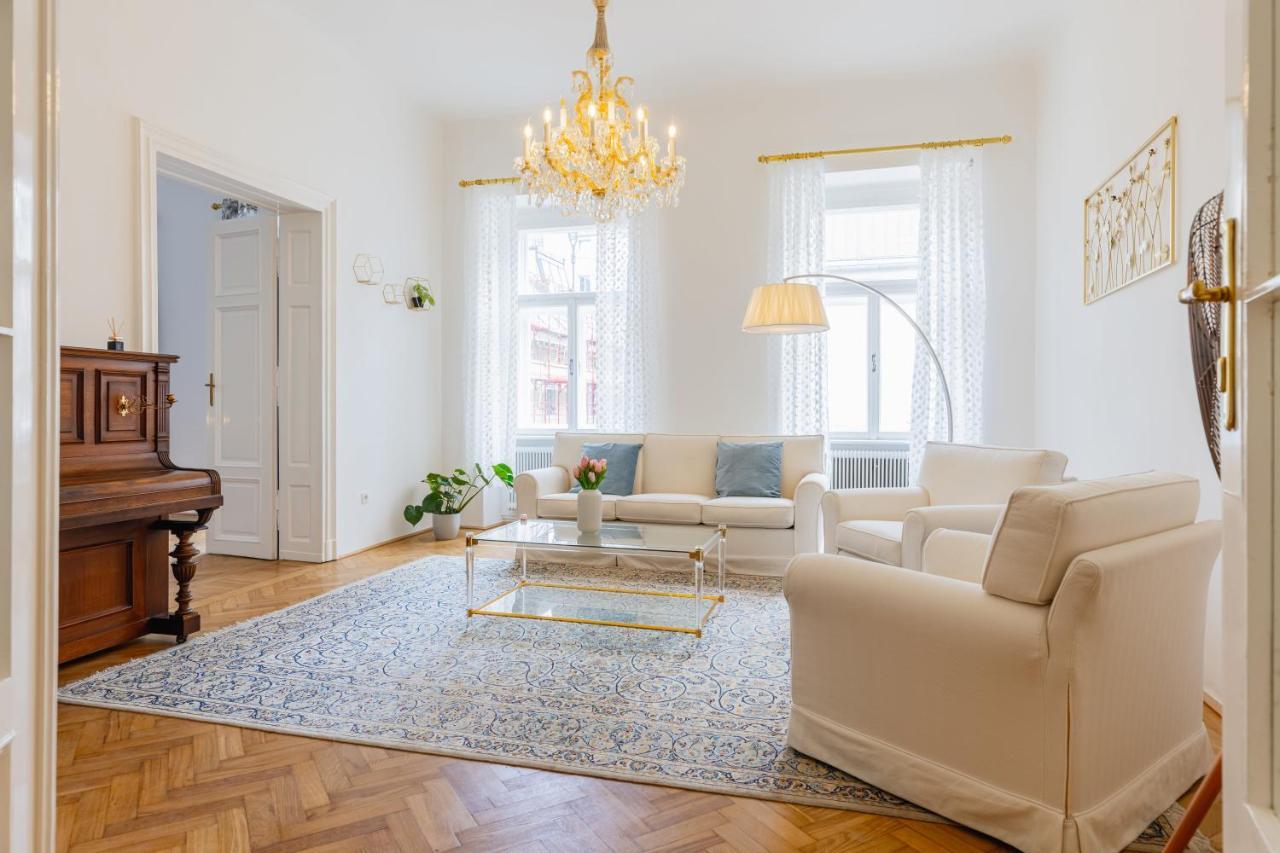 120 M2 4-rooms In A Center Apartment *