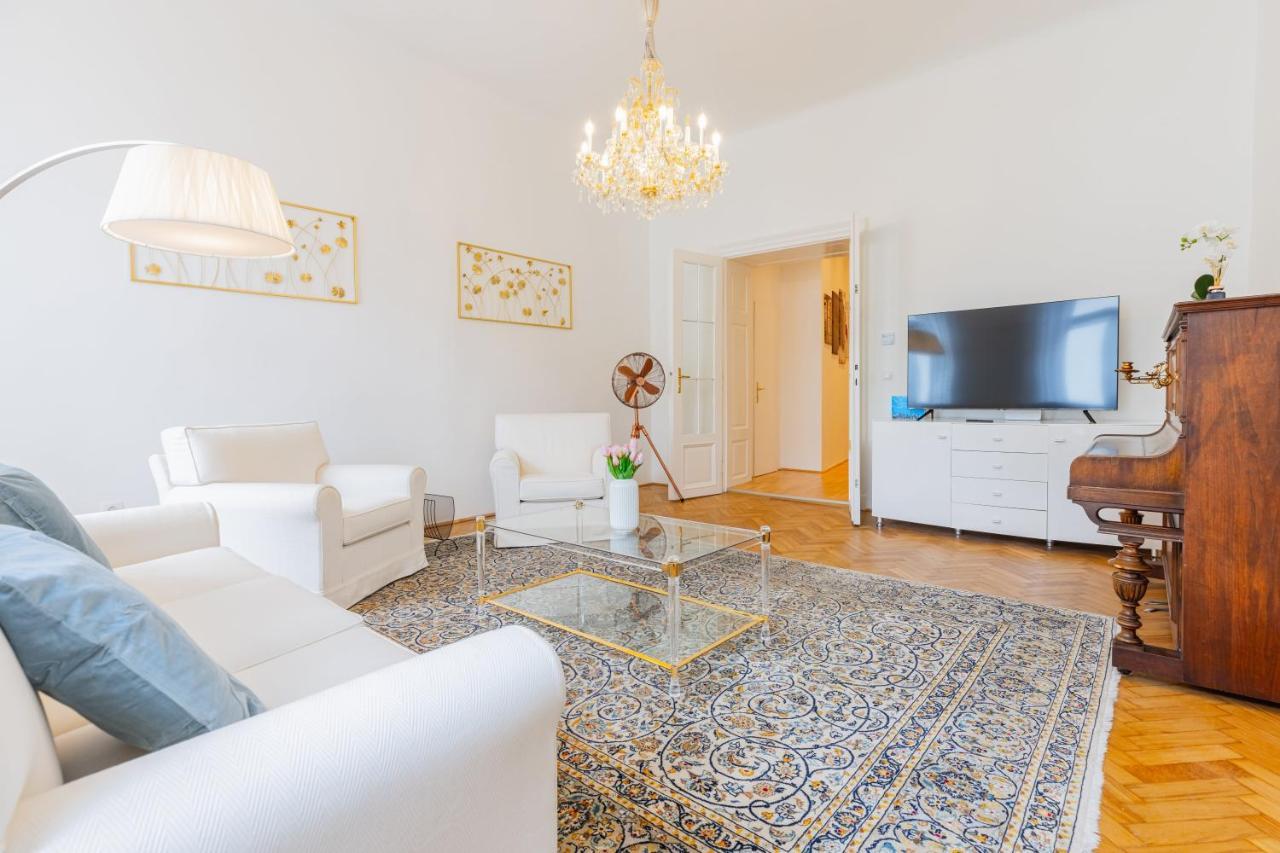 Apartment 120 M2 4-rooms In A Center