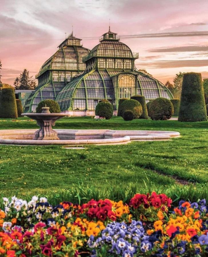 Regal Retreat Intimate Elegance Near Schoenbrunn Palace