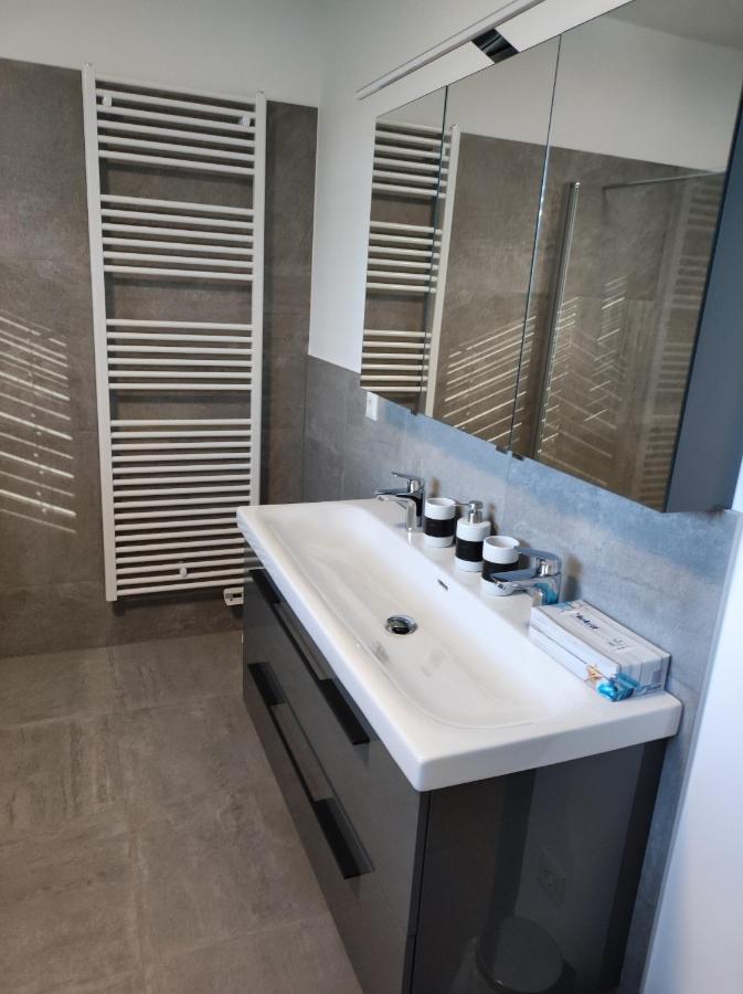 Luxurioeses Penthouse Mit Blick Auf Uno-city Und Dem Kaiserwasser. 3schlafzimmer, 2 Baeder, Privat Lift Ins Apartment Wien