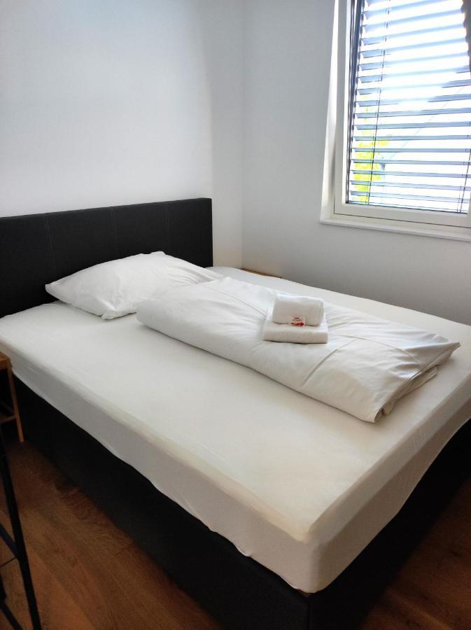 Luxurioeses Penthouse Mit Blick Auf Uno-city Und Dem Kaiserwasser. 3schlafzimmer, 2 Baeder, Privat Lift Ins Apartment