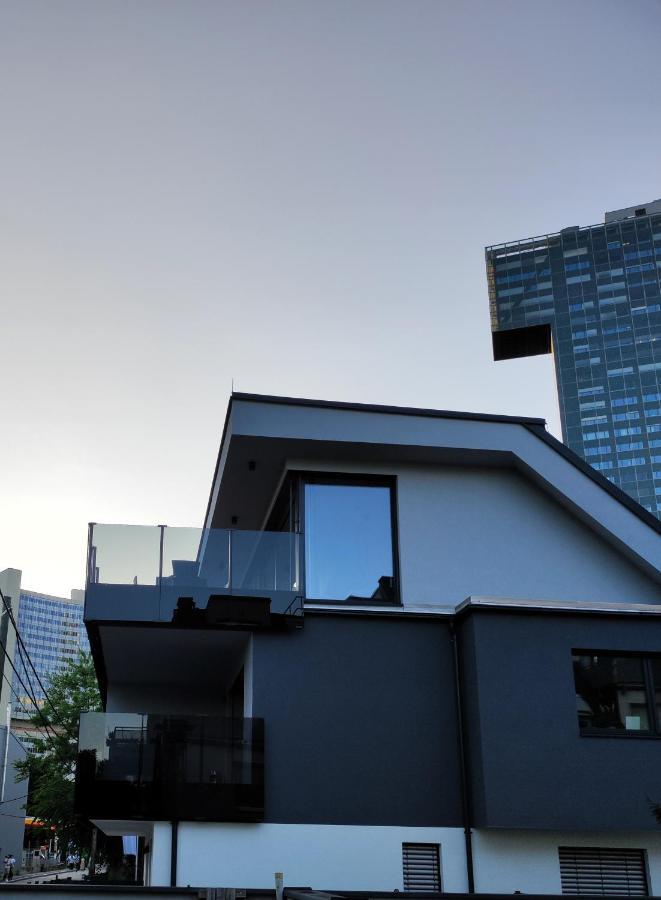 Luxurioeses Penthouse Mit Blick Auf Uno-city Und Dem Kaiserwasser. 3schlafzimmer, 2 Baeder, Privat Lift Ins Apartment