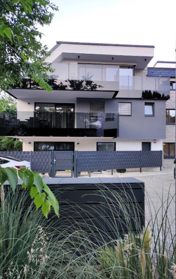 Luxurioeses Penthouse Mit Blick Auf Uno-city Und Dem Kaiserwasser. 3schlafzimmer, 2 Baeder, Privat Lift Ins Apartment *
