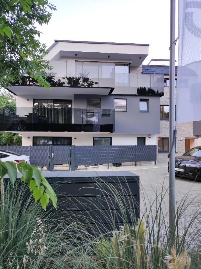 Luxurioeses Penthouse Mit Blick Auf Uno-city Und Dem Kaiserwasser. 3schlafzimmer, 2 Baeder, Privat Lift Ins Apartment Wien