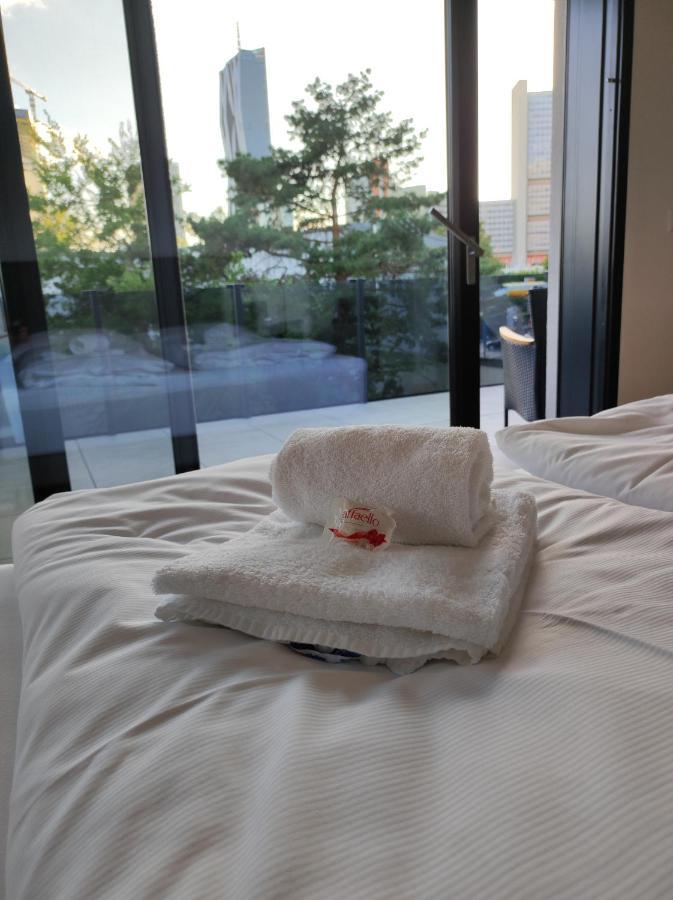 Luxurioeses Penthouse Mit Blick Auf Uno-city Und Dem Kaiserwasser. 3schlafzimmer, 2 Baeder, Privat Lift Ins