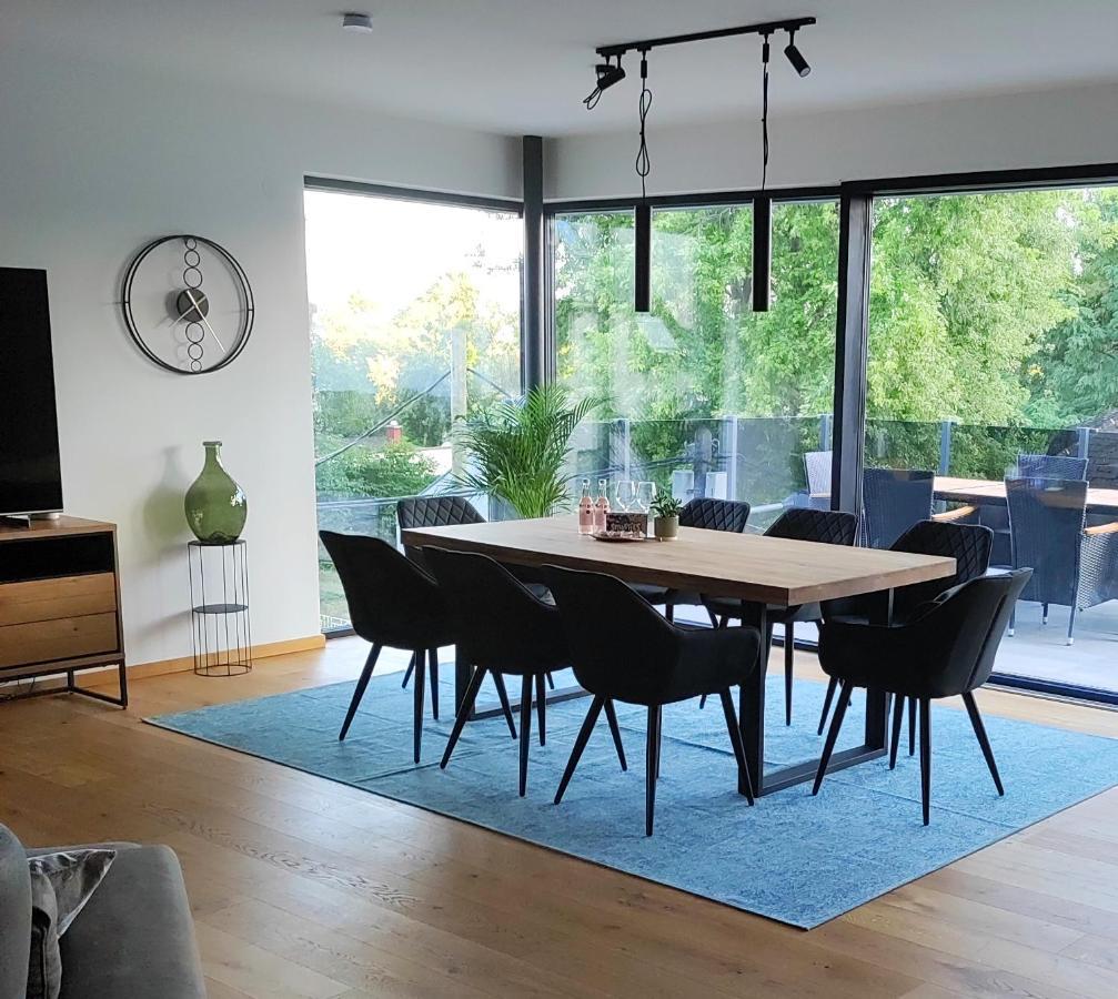 Luxurioeses Penthouse Mit Blick Auf Uno-city Und Dem Kaiserwasser. 3schlafzimmer, 2 Baeder, Privat Lift Ins Apartment