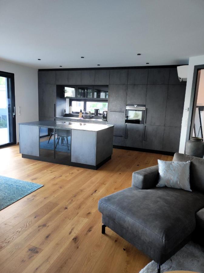 Luxurioeses Penthouse Mit Blick Auf Uno-city Und Dem Kaiserwasser. 3schlafzimmer, 2 Baeder, Privat Lift Ins Apartment *