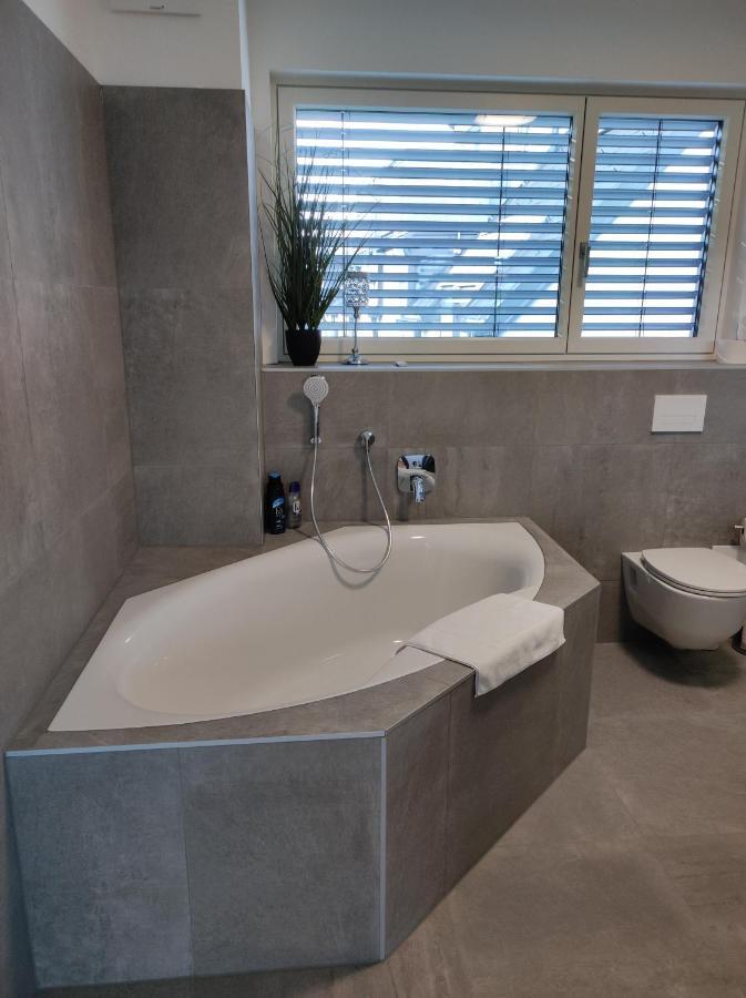 Luxurioeses Penthouse Mit Blick Auf Uno-city Und Dem Kaiserwasser. 3schlafzimmer, 2 Baeder, Privat Lift Ins * Wien