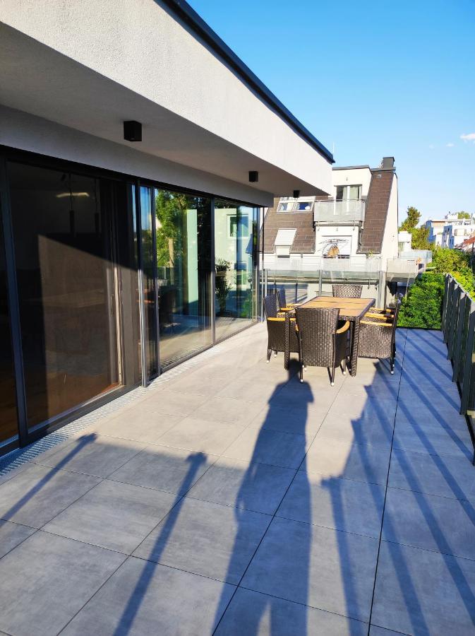 Luxurioeses Penthouse Mit Blick Auf Uno-city Und Dem Kaiserwasser. 3schlafzimmer, 2 Baeder, Privat Lift Ins Apartment Wien