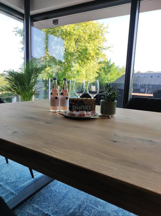 Luxurioeses Penthouse Mit Blick Auf Uno-city Und Dem Kaiserwasser. 3schlafzimmer, 2 Baeder, Privat Lift Ins Apartment
