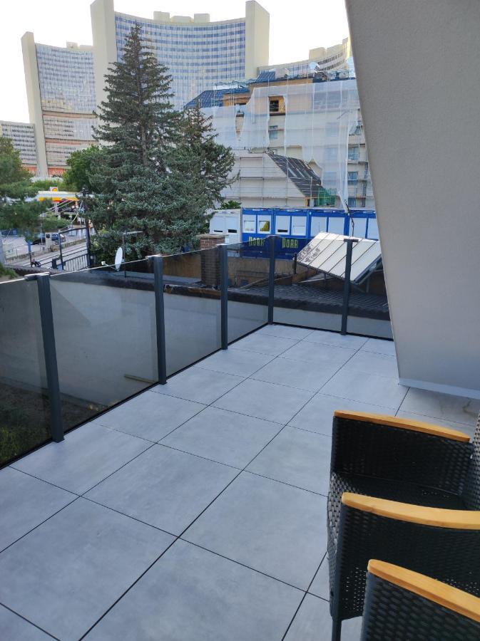 Luxurioeses Penthouse Mit Blick Auf Uno-city Und Dem Kaiserwasser. 3schlafzimmer, 2 Baeder, Privat Lift Ins