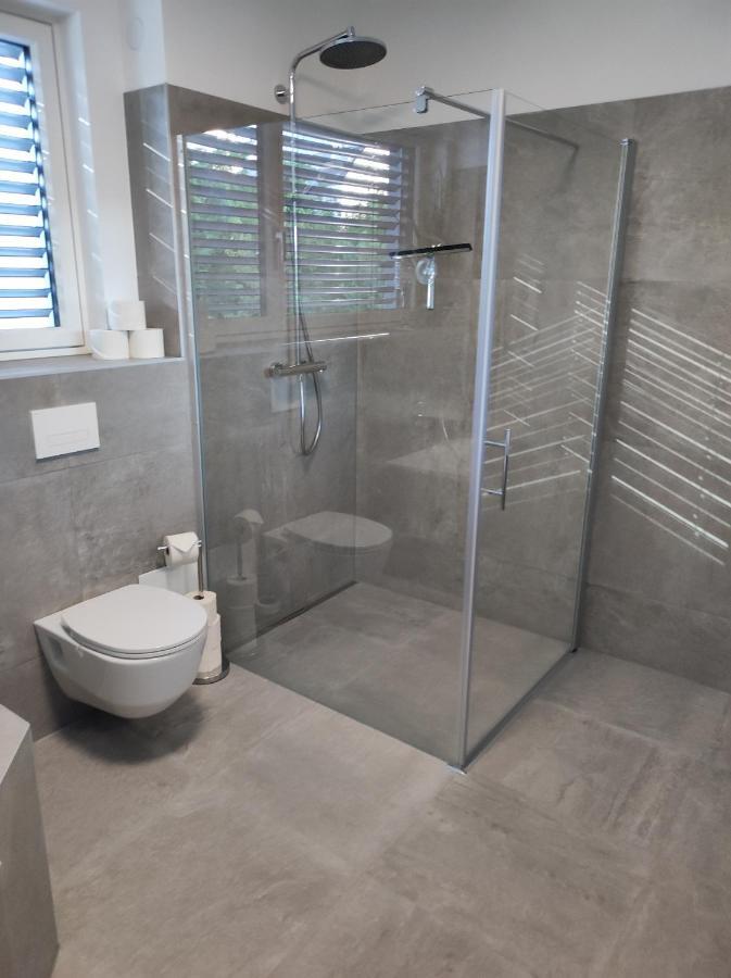 Luxurioeses Penthouse Mit Blick Auf Uno-city Und Dem Kaiserwasser. 3schlafzimmer, 2 Baeder, Privat Lift Ins Apartment