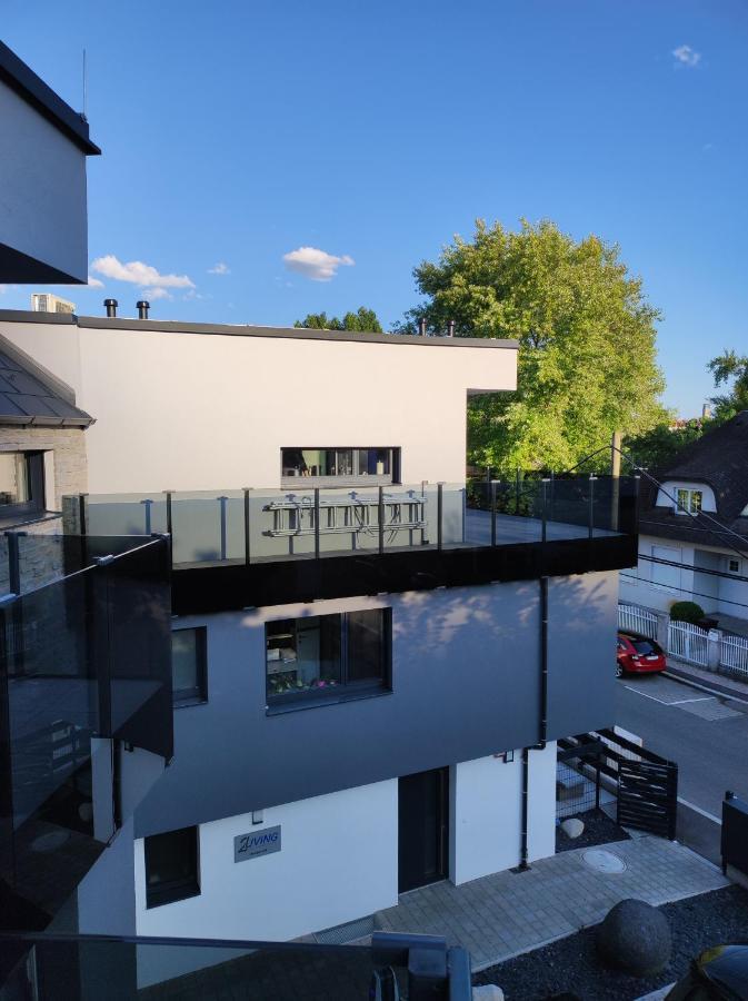 Luxurioeses Penthouse Mit Blick Auf Uno-city Und Dem Kaiserwasser. 3schlafzimmer, 2 Baeder, Privat Lift Ins