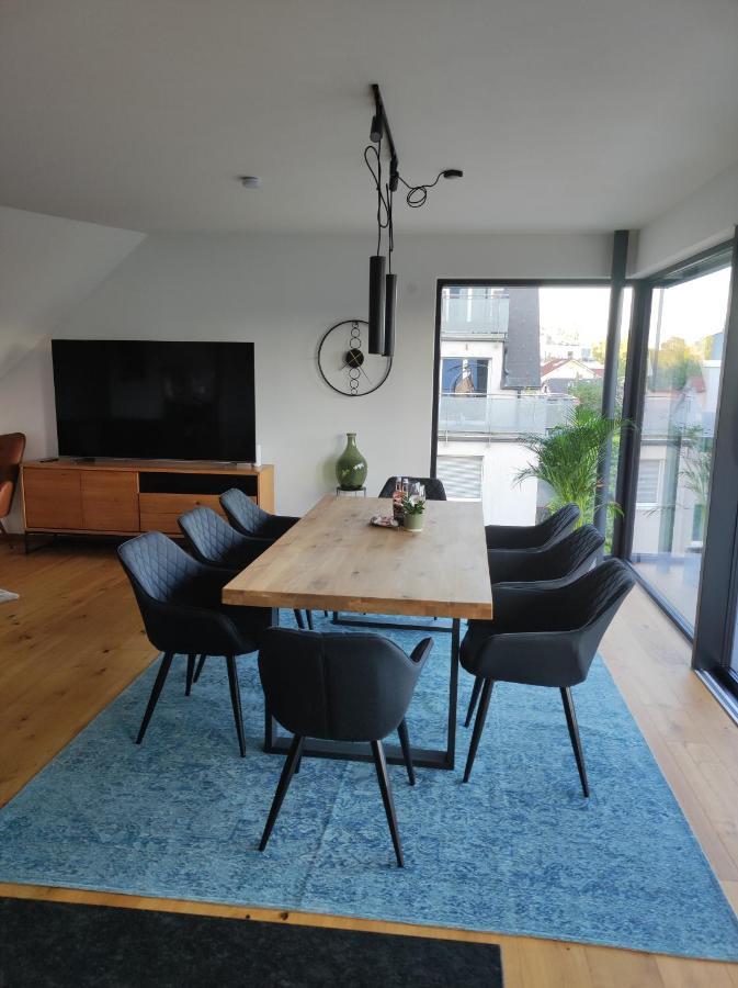 Luxurioeses Penthouse Mit Blick Auf Uno-city Und Dem Kaiserwasser. 3schlafzimmer, 2 Baeder, Privat Lift Ins Apartment Wien