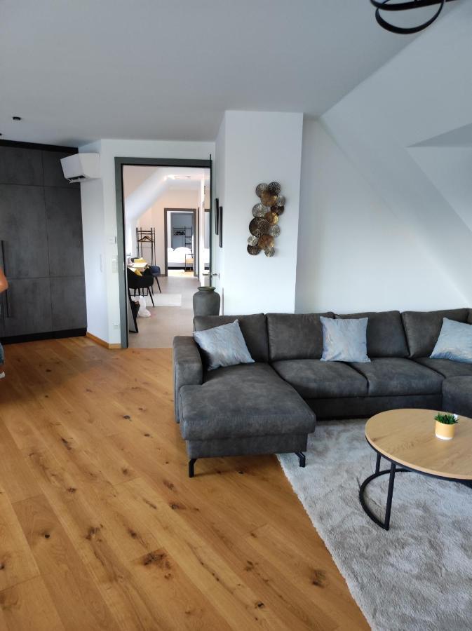 Apartment Luxurioeses Penthouse Mit Blick Auf Uno-city Und Dem Kaiserwasser. 3schlafzimmer, 2 Baeder, Privat Lift Ins