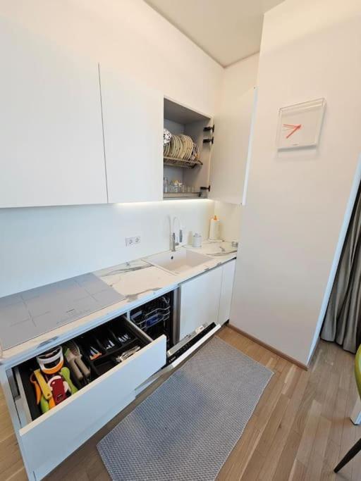 Deluxe & Rooftop-pool Apartment