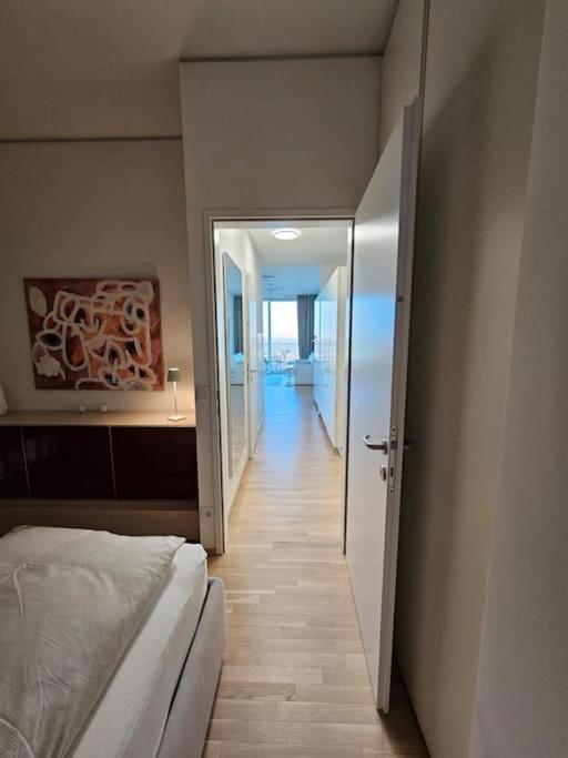 Deluxe & Rooftop-pool Apartment