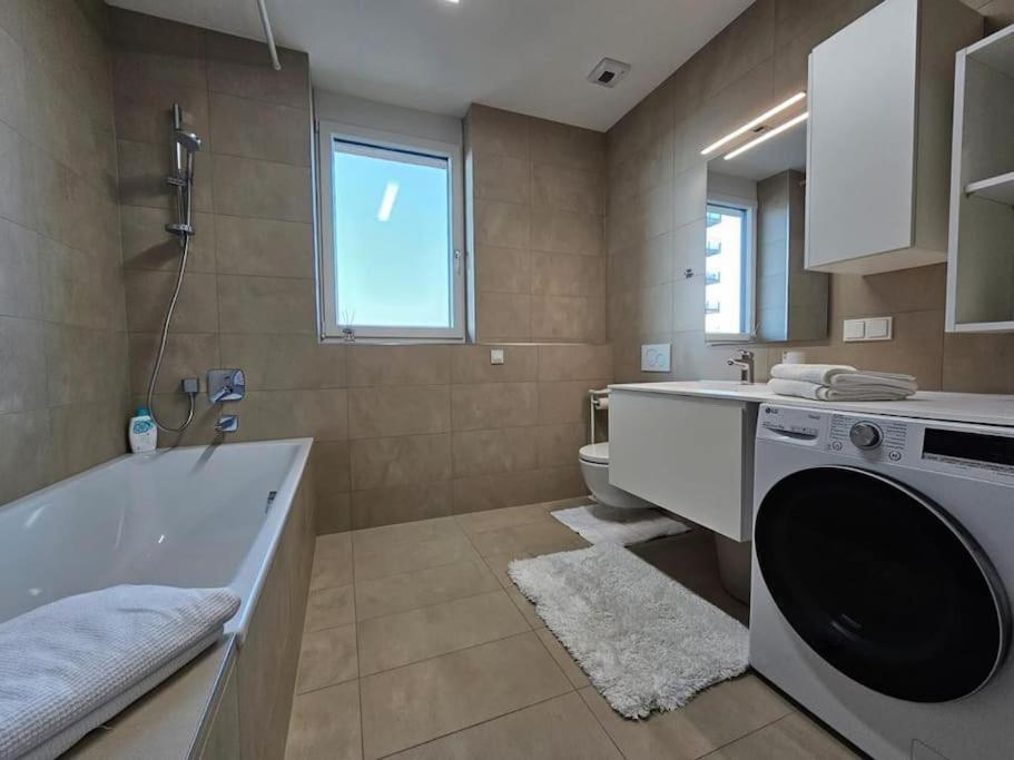 Apartment Deluxe & Rooftop-pool *