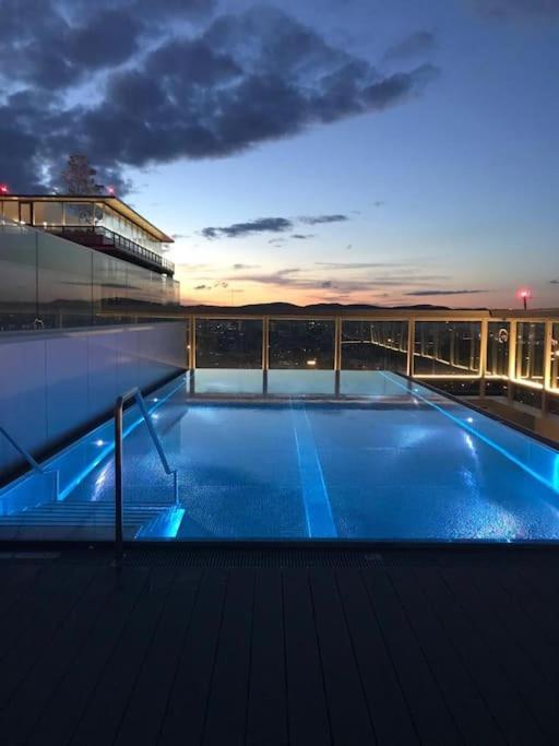 Deluxe & Rooftop-pool Apartment *