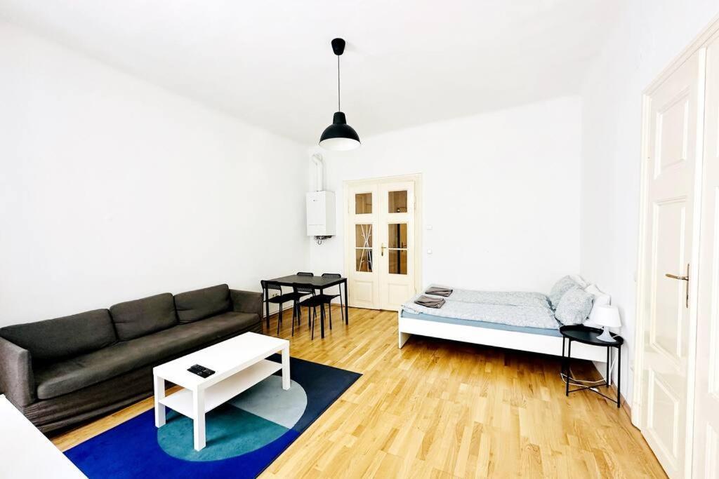 Location - Cozy Centre Apartment *