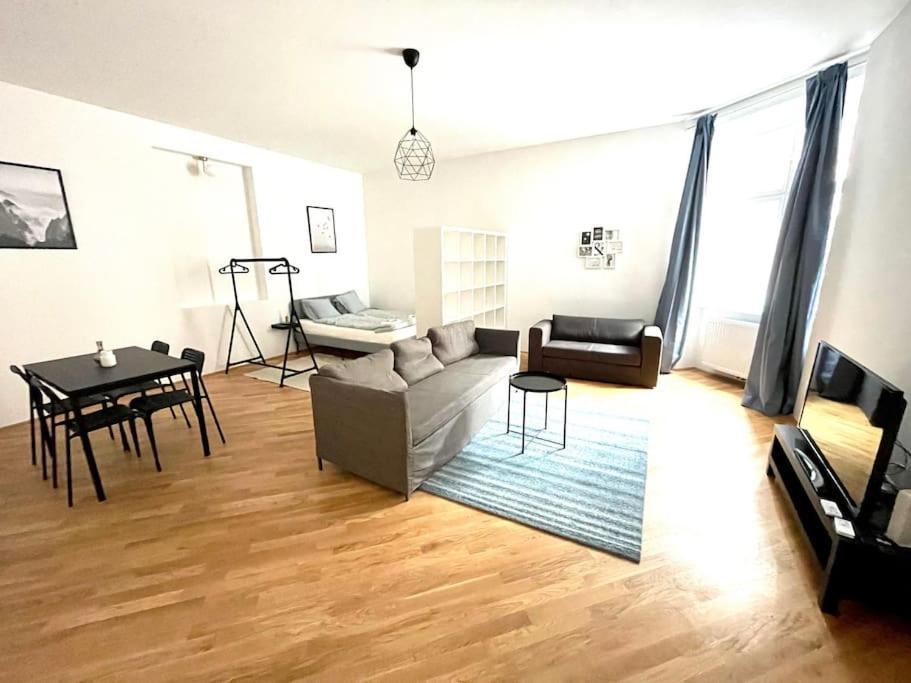 Brand New & Spacious In The Centre *