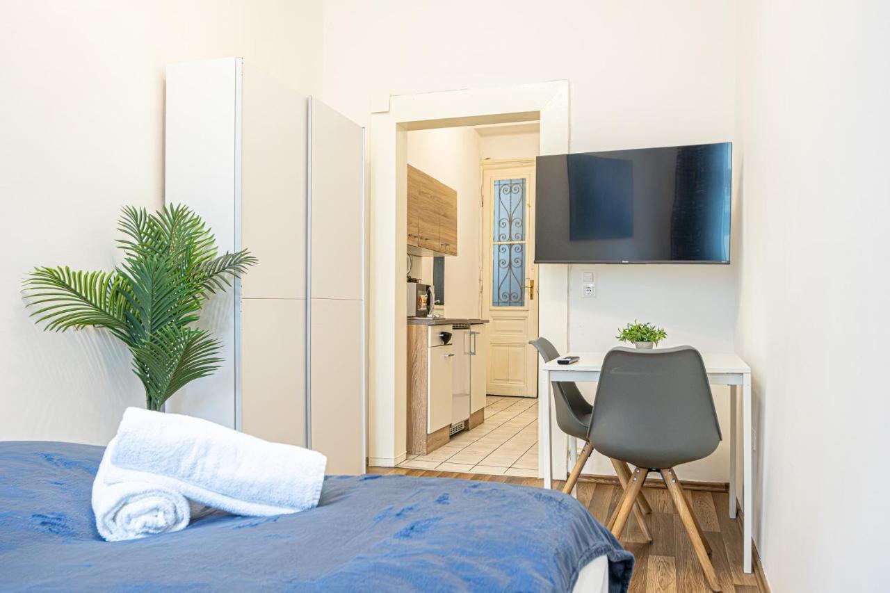 Modern Comforts: Chic Centrally Located *