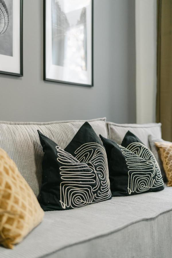 Cozy Perfect For 4-6 Tv Metro Self-checkin